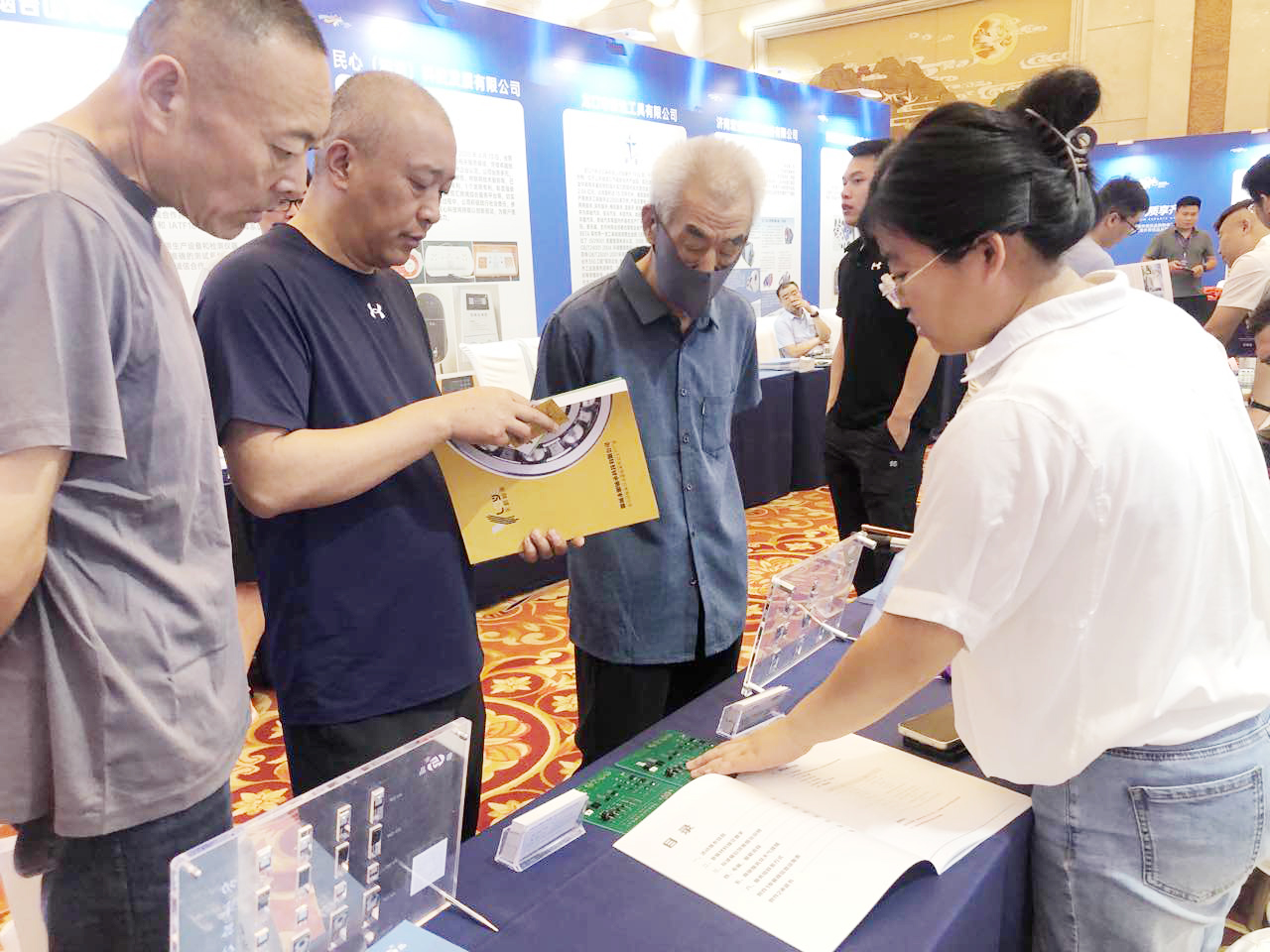 1750926109107539.jpg 鲁晶展台.jpg